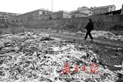 3月24日，浙江臺州市速起蓄電池有限公司廠房外邊堆滿了廢舊垃圾。近日，臺州路橋區(qū)峰江街道上陶村139名村民出現(xiàn)由蓄電池污染引起的血鉛含量超標(biāo)