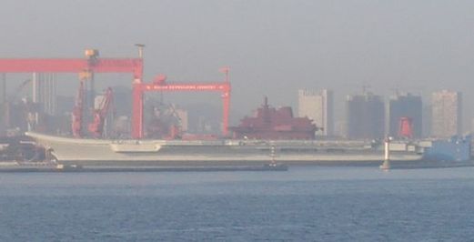 停放在大連進(jìn)行修復(fù)的“瓦良格”號(hào)航母。