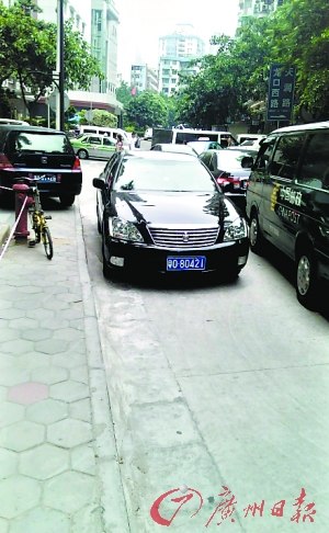 “粵O80421”車在龍口西路逆行（圖片來(lái)自網(wǎng)友“人靚聲甜”微博，請(qǐng)與本報(bào)聯(lián)系領(lǐng)取稿酬）。