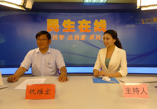 青島市地震局局長仇維宏(左一)與網(wǎng)民在線交流 (魏超 攝) 青島市地震局局長仇維宏(左一)與網(wǎng)民在線交流 (魏超 攝)