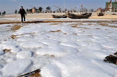 青島膠南山前海域的海水結(jié)冰。