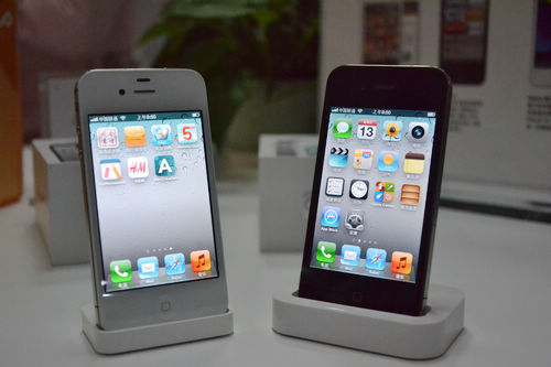 iphone4s開(kāi)售，青島iphone4s真機(jī)實(shí)拍，銷售員介紹iphone4s套餐及辦理方法