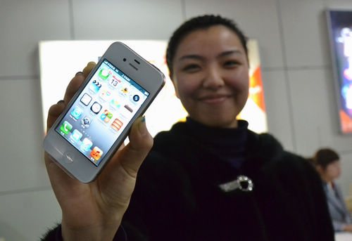 iphone4s開(kāi)售，青島iphone4s真機(jī)實(shí)拍，銷售員介紹iphone4s套餐及辦理方法