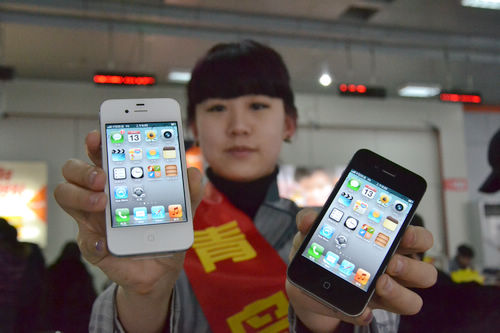 iphone4s黑白版同時開售，青島iphone4s真機實拍，銷售員介紹iphone4s套餐及辦理方法