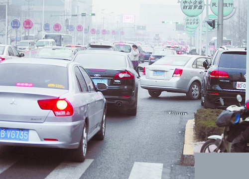 青島佳世客開(kāi)設(shè)等待區(qū) 北門(mén)外設(shè)護(hù)欄南門(mén)只出不進(jìn)