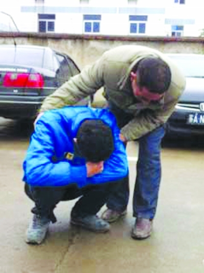 抱頭痛哭的小劉。