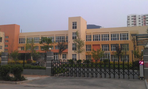 省實驗幼兒園新園區(qū)還沒掛牌就遭遇捐贈費事件，業(yè)主們擔心幼兒園會因此事撤出小區(qū)