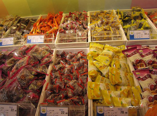 來伊份現場銷售的蜜餞食品