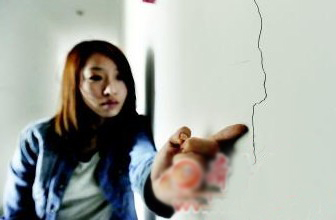 目前房子室內(nèi)、門外都出現(xiàn)了深淺不一的裂紋。