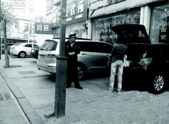 收費(fèi)員剛收取了這名女司機(jī)30元停車費(fèi)。