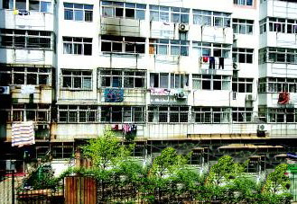 事發(fā)居民樓的樓下被居民圍擋起來。