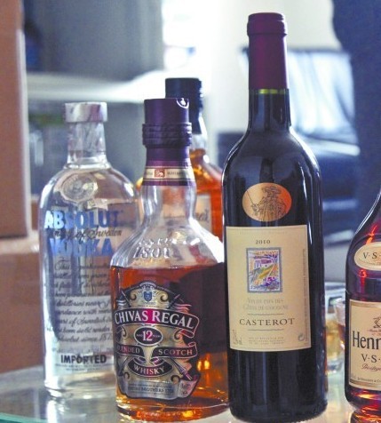 韋某的辦公室只有15平方米大小，里面擺滿了各種品牌的假洋酒。