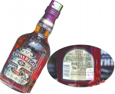 韋某所賣的假洋酒也有'防偽標(biāo)簽'。