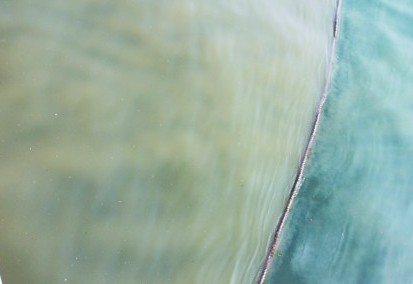 纜繩兩側(cè)，污染較重的海水與污染較輕的海水涇渭分明。