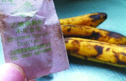 青島市民買回香蕉現(xiàn)催熟包 過上稱運輸不可缺