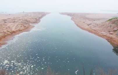 污水沿著這條人工挖開的河道匯入大海。