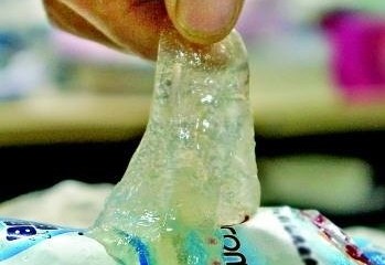 這支冰棍在常溫放置24小時(shí)后,變成了一攤膠狀物。