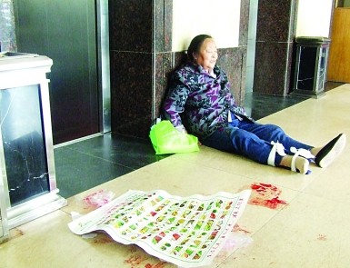 電梯里擠滿老人，猛地一顛，迅速墜落。