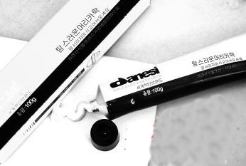 在一家批發(fā)店購(gòu)買的染發(fā)劑,包裝上全是外文。