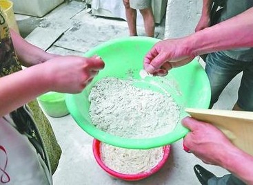 在一家米線(xiàn)加工作坊內(nèi)，執(zhí)法人員發(fā)現(xiàn)一個(gè)盆內(nèi)盛著白色的粉狀物，其中還有不少結(jié)塊