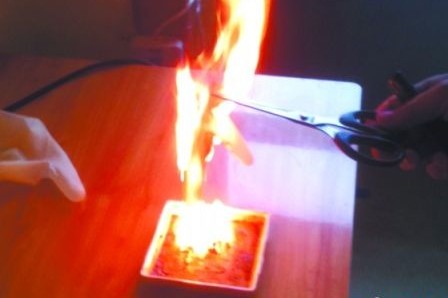 兩元錢的手套燃燒時煙絮大，燃燒后呈顆粒狀