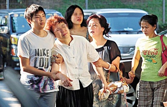 四川富豪馬馳在新加坡駕駕駛限量版法拉利撞車，家屬痛哭