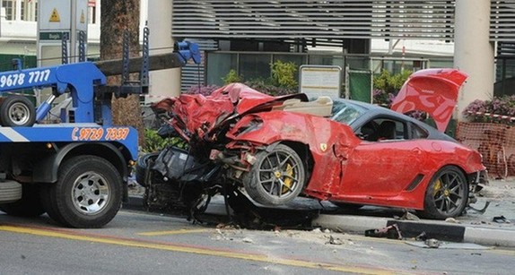 四川富豪新加坡駕限量版法拉利撞車