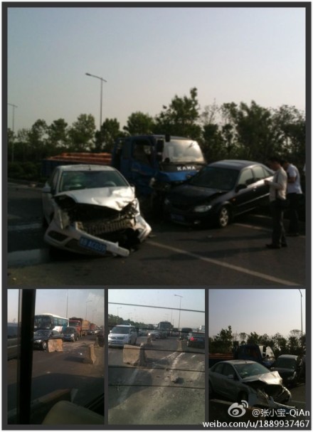 膠州灣高速四車連撞，嚴重擁堵