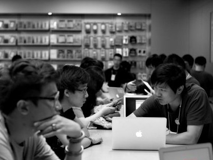 一些顧客在蘋果店內(nèi)咨詢維修事宜。