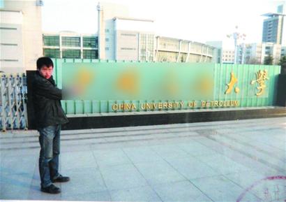 冒牌大學(xué)生混進(jìn)高校專偷筆記本 來回打的 冒牌大學(xué)生混進(jìn)高校專偷筆記本 來回打的