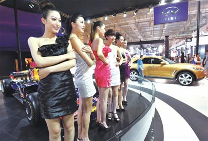 青島國際車展首日迎客5萬 青島國際車展首日迎客5萬