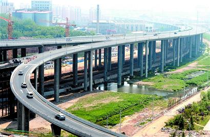 青島重慶路立交首條匝道通車(chē)