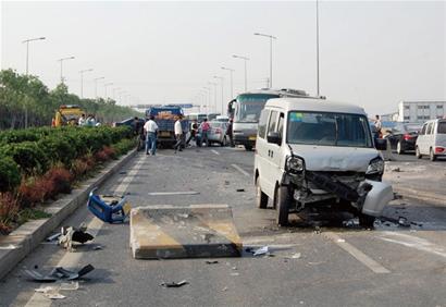 青島環(huán)灣路發(fā)生慘烈車禍 4車連撞堵路兩小時