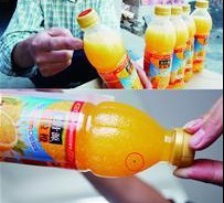 可口可樂飲料內(nèi)現(xiàn)黑雜質(zhì) 被指供次品欺負(fù)小超市