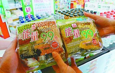 圖一：在經(jīng)七緯一路統(tǒng)一銀座超市，兩種包裝雷同的能量99棒擺放在同一個(gè)柜臺(tái)上。