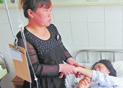 家人正在給初女士按摩，并不時開導她。