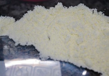 奶粉中的異物清晰可見。奶粉里發(fā)現(xiàn)毛發(fā)