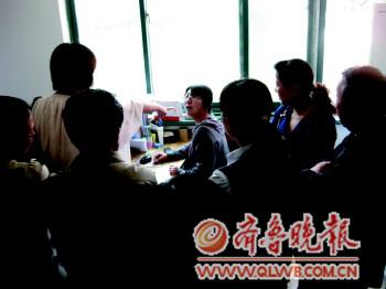 業(yè)主在開發(fā)商辦公室與工作人員發(fā)生爭執(zhí)。