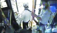 單親媽媽帶5000現(xiàn)金坐公交 接個(gè)電話錢(qián)飛走