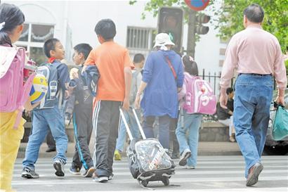 青島小學生書包重達24斤 肩負越減越重