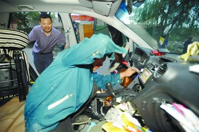 轎車大卸八塊揪出黑眉錦蛇 長度達(dá)兩米