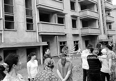 南昌600棟農(nóng)民公寓陷質(zhì)量門(mén) 水泥塊一捏就散