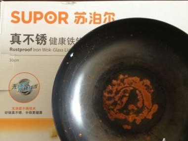 使用三天后的蘇泊爾“真不銹”鍋，銹跡斑斑。