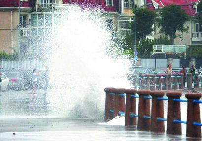 藍(lán)色風(fēng)暴潮襲青島 海邊掀起三米巨浪 藍(lán)色風(fēng)暴潮襲青島 海邊掀起三米巨浪