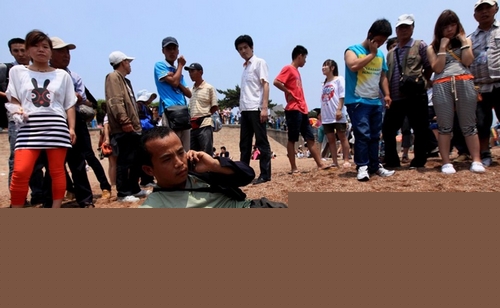 青島棧橋便衣城管毆打殘疾小販 