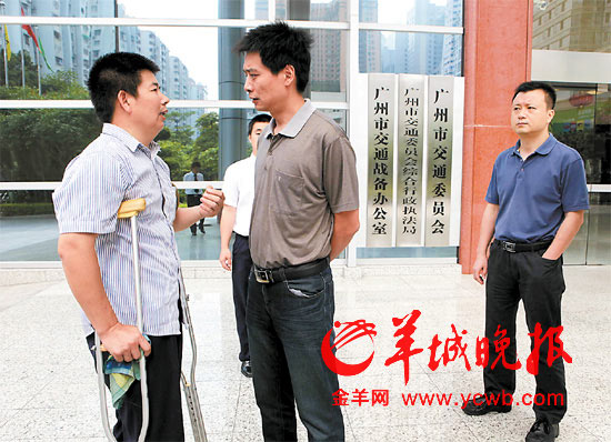 老王想到廣州市交委反映意見，工作人員攔著不讓進