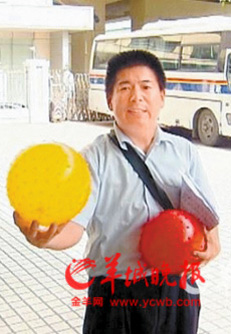 老王曾經(jīng)到市交委送氣球，寓意'踢皮球'