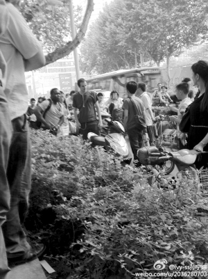 大圖：當事老外（圈中男子）與女孩還在僵持中 