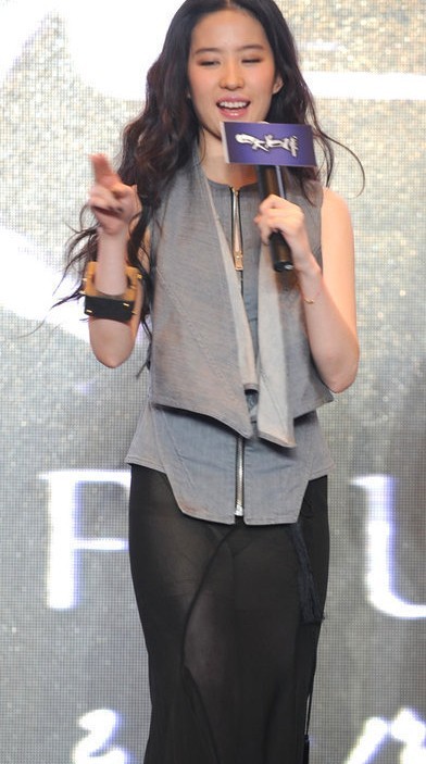 劉亦菲透視裙露平角內(nèi)褲 江一燕露背性感險(xiǎn)走光