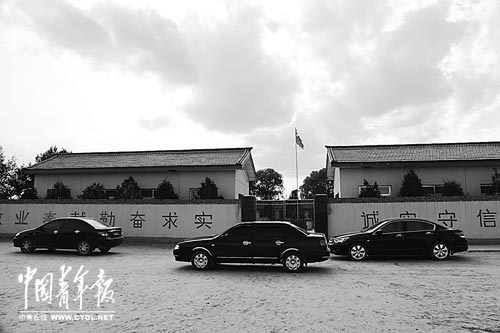 事發(fā)的隴西縣碧巖珠簾小學(xué)。輿論漩渦中心異常平靜。本報(bào)記者張鵬攝